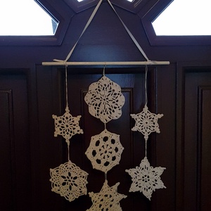 táncoló hópelyhek ajtó/ablakdísz horgolt - karácsony - adventi díszek - adventi ajtódísz - Meska.hu