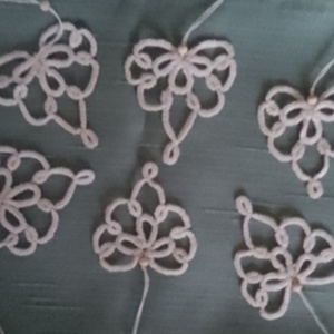 Szív karácsonyfadísz bézs színű hajócsipke technikával - karácsony - karácsonyi lakásdekoráció - karácsonyfadíszek - Meska.hu