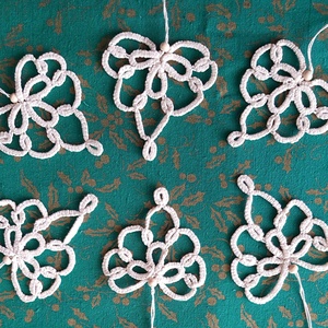 Szív karácsonyfadísz bézs színű hajócsipke technikával - Meska.hu