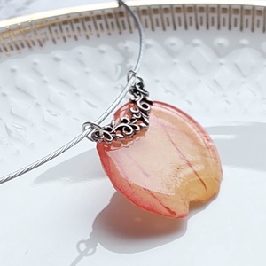 Rózsaszirom nyakék. Rózsaszín szirom gyantában. Romantikus egyedi ajándék. Kézműves préselt virág gyantaékszer., Ékszer, Nyaklánc, Medál, Ékszerkészítés, MESKA