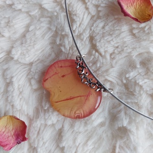 Rózsaszirom nyakék. Rózsaszín szirom gyantában. Romantikus egyedi ajándék. Kézműves préselt virág gyantaékszer. - ékszer - nyaklánc - medál - Meska.hu