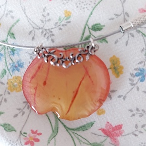 Rózsaszirom nyakék. Rózsaszín szirom gyantában. Romantikus egyedi ajándék. Kézműves préselt virág gyantaékszer. - ékszer - nyaklánc - medál - Meska.hu