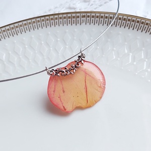 Rózsaszirom nyakék. Rózsaszín szirom gyantában. Romantikus egyedi ajándék. Kézműves préselt virág gyantaékszer. - ékszer - nyaklánc - medál - Meska.hu