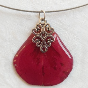 Piros rózsaszirom nyakék. Rózsa szirom gyantában. Romantikus egyedi ajándék. Kézműves préselt virág gyantaékszer. - ékszer - nyaklánc - medálos nyaklánc - Meska.hu