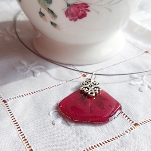Piros rózsaszirom nyakék. Rózsa szirom gyantában. Romantikus egyedi ajándék. Kézműves préselt virág gyantaékszer. - ékszer - nyaklánc - medálos nyaklánc - Meska.hu
