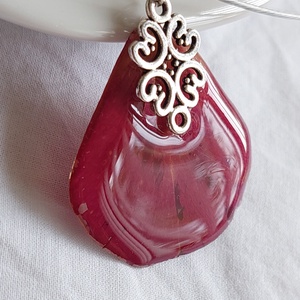 Piros rózsaszirom nyakék. Rózsa szirom gyantában. Romantikus egyedi ajándék. Kézműves préselt virág gyantaékszer. - ékszer - nyaklánc - medálos nyaklánc - Meska.hu