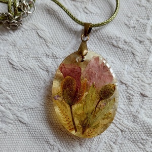 Pipacsos gyantaékszer. Áttetsző medál pipacsokkal. Botanikai ékszer. Természetes és egyedi nyakék., Ékszer, Nyaklánc, Medálos nyaklánc, Ékszerkészítés, MESKA