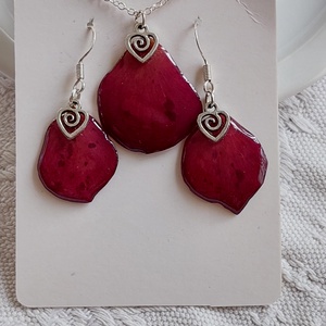  Bordó rózsaszirom ékszerszett. Természetes szépségű műgyanta ékszer. Romantikus, egyedi, kézzel készített ajándék - ékszer - ékszerszett - Meska.hu