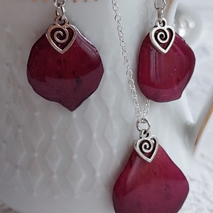  Bordó rózsaszirom ékszerszett. Természetes szépségű műgyanta ékszer. Romantikus, egyedi, kézzel készített ajándék - ékszer - ékszerszett - Meska.hu