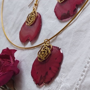  Bordó rózsaszirom ékszerszett. Természetes szépségű műgyanta ékszer. Romantikus, egyedi, kézzel készített ajándék. - ékszer - ékszerszett - Meska.hu