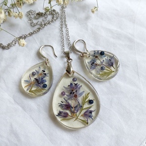Gyanta ékszer virágcsokorral. Tavaszi kék csillagvirág gyantában. Átlátszó csepp alakú medál és fülbevaló szett. , Ékszer, Ékszerszett, Ékszerkészítés, MESKA