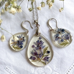 Gyanta ékszer virágcsokorral. Tavaszi kék csillagvirág gyantában. Átlátszó csepp alakú medál és fülbevaló szett.  - ékszer - ékszerszett - Meska.hu