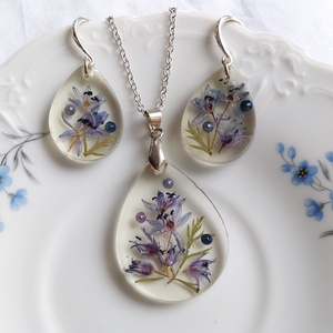 Gyanta ékszer virágcsokorral. Tavaszi kék csillagvirág gyantában. Átlátszó csepp alakú medál és fülbevaló szett.  - ékszer - ékszerszett - Meska.hu