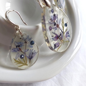 Gyanta ékszer virágcsokorral. Tavaszi kék csillagvirág gyantában. Átlátszó csepp alakú medál és fülbevaló szett.  - ékszer - ékszerszett - Meska.hu