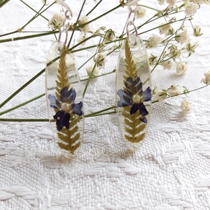 Páfrányos fülbevaló. Átlátszó gyanta ékszer. Természetes, botanikai ajándék. Kék virágos óvális fülcsi., Ékszer, Fülbevaló, Lógó fülbevaló, Ékszerkészítés, MESKA