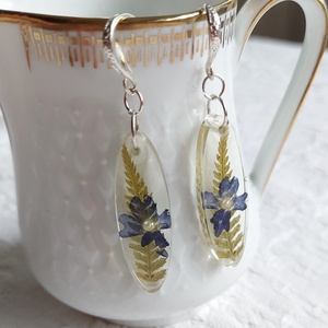 Páfrányos fülbevaló. Átlátszó gyanta ékszer. Természetes, botanikai ajándék. Kék virágos óvális fülcsi. - ékszer - fülbevaló - lógó fülbevaló - Meska.hu