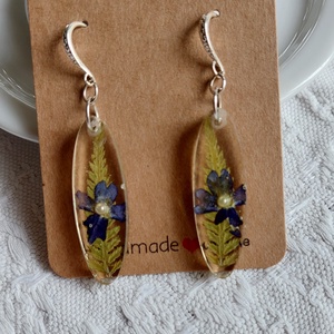 Páfrányos fülbevaló. Átlátszó gyanta ékszer. Természetes, botanikai ajándék. Kék virágos óvális fülcsi. - ékszer - fülbevaló - lógó fülbevaló - Meska.hu