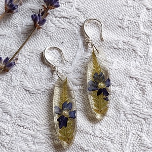 Páfrányos fülbevaló. Átlátszó gyanta ékszer. Természetes, botanikai ajándék. Kék virágos óvális fülcsi. - ékszer - fülbevaló - lógó fülbevaló - Meska.hu