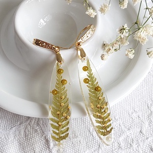 Páfrányleveles fülbevaló. Átlátszó gyanta ékszer. Természetes, botanikai ajándék. Egyedi, ,,harmatos'' óvális fülbevaló., Ékszer, Fülbevaló, Lógó fülbevaló, Ékszerkészítés, MESKA