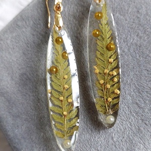 Páfrányleveles fülbevaló. Átlátszó gyanta ékszer. Természetes, botanikai ajándék. Egyedi, ,,harmatos'' óvális fülbevaló. - ékszer - fülbevaló - lógó fülbevaló - Meska.hu