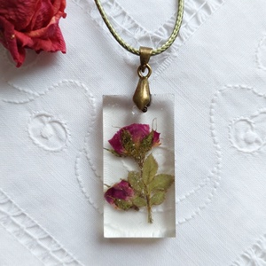 Rózsa medál. Piros mini rózsa gyantában. Romantikus stílusú gyanta ékszer. Egyedi ajándék. Téglalap átlátszó medál. - ékszer - nyaklánc - medál - Meska.hu