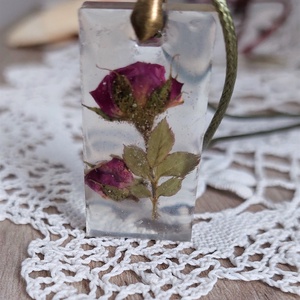 Rózsa medál. Piros mini rózsa gyantában. Romantikus stílusú gyanta ékszer. Egyedi ajándék. Téglalap átlátszó medál., Ékszer, Nyaklánc, Medál, Ékszerkészítés, MESKA