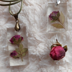 Rózsa medál. Piros mini rózsa gyantában. Romantikus stílusú gyanta ékszer. Egyedi ajándék. Téglalap átlátszó medál. - ékszer - nyaklánc - medál - Meska.hu