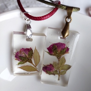 Rózsa medál. Piros mini rózsa gyantában. Romantikus stílusú gyanta ékszer. Egyedi ajándék. Téglalap átlátszó medál. - ékszer - nyaklánc - medál - Meska.hu