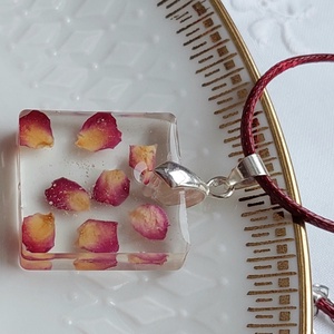 Rózsaszirom gyanta medál. Átlátszó gyanta ékszer. Romantikus stílusú medál. Természetes és egyedi ajándék. - ékszer - nyaklánc - medál - Meska.hu