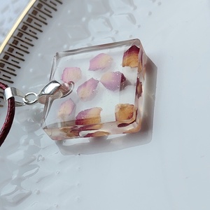 Rózsaszirom gyanta medál. Átlátszó gyanta ékszer. Romantikus stílusú medál. Természetes és egyedi ajándék. - ékszer - nyaklánc - medál - Meska.hu