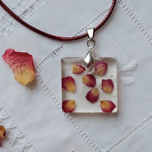 Rózsaszirom gyanta medál. Átlátszó gyanta ékszer. Romantikus stílusú medál. Természetes és egyedi ajándék. - ékszer - nyaklánc - medál - Meska.hu