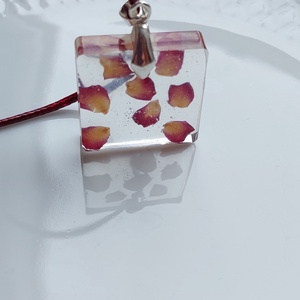 Rózsaszirom gyanta medál. Átlátszó gyanta ékszer. Romantikus stílusú medál. Természetes és egyedi ajándék., Ékszer, Nyaklánc, Medál, Ékszerkészítés, MESKA