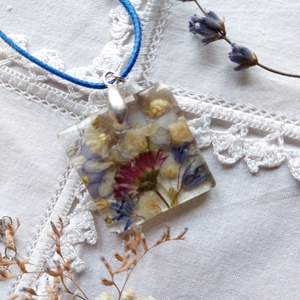 Virágcsokor gyantában. Négyzet medál színes virágokkal. Tavaszi virágcsokor gyantaékszer. Egyedi ajándék virágkedvelők.  - ékszer - nyaklánc - medál - Meska.hu