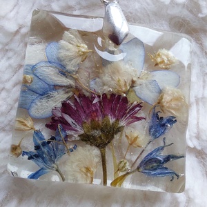 Virágcsokor gyantában. Négyzet medál színes virágokkal. Tavaszi virágcsokor gyantaékszer. Egyedi ajándék virágkedvelők.  - ékszer - nyaklánc - medál - Meska.hu