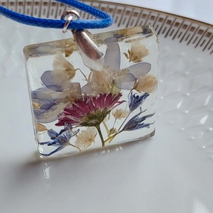Virágcsokor gyantában. Négyzet medál színes virágokkal. Tavaszi virágcsokor gyantaékszer. Egyedi ajándék virágkedvelők. , Ékszer, Nyaklánc, Medál, Ékszerkészítés, MESKA