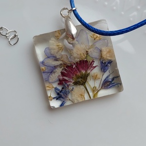 Virágcsokor gyantában. Négyzet medál színes virágokkal. Tavaszi virágcsokor gyantaékszer. Egyedi ajándék virágkedvelők.  - ékszer - nyaklánc - medál - Meska.hu