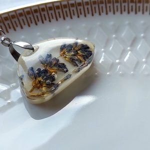 Levendula gyanta medál. Szárított levendula minimalista nyaklánc. Préselt levendula művészet. Kék-fehér medál.  - ékszer - nyaklánc - medál - Meska.hu