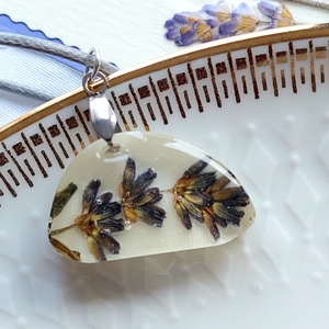Levendula gyanta medál. Szárított levendula minimalista nyaklánc. Préselt levendula művészet. Kék-fehér medál.  - Meska.hu
