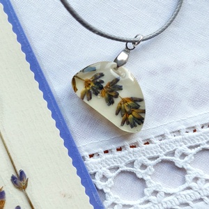 Levendula gyanta medál. Szárított levendula minimalista nyaklánc. Préselt levendula művészet. Kék-fehér medál.  - ékszer - nyaklánc - medál - Meska.hu