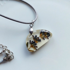 Levendula gyanta medál. Szárított levendula minimalista nyaklánc. Préselt levendula művészet. Kék-fehér medál.  - ékszer - nyaklánc - medál - Meska.hu