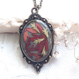 Medál őszi levelekkel gyantában. Vintage stílusú ékszer. Kézműves medál. - ékszer - nyaklánc - medál - Meska.hu