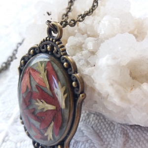 Medál őszi levelekkel gyantában. Vintage stílusú ékszer. Kézműves medál. - ékszer - nyaklánc - medál - Meska.hu