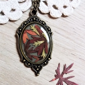 Medál őszi levelekkel gyantában. Vintage stílusú ékszer. Kézműves medál., Ékszer, Nyaklánc, Medál, Ékszerkészítés, MESKA