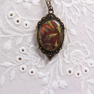 Medál őszi levelekkel gyantában. Vintage stílusú ékszer. Kézműves medál. - ékszer - nyaklánc - medál - Meska.hu