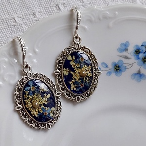 Kék nefelejcs virágos fülbevalók. Egyedi vintage stílusú gyantaékszer. , Ékszer, Fülbevaló, Lógó fülbevaló, Ékszerkészítés, MESKA
