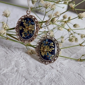 Kék nefelejcs virágos fülbevalók. Egyedi vintage stílusú gyantaékszer.  - ékszer - fülbevaló - lógó fülbevaló - Meska.hu