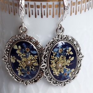 Kék nefelejcs virágos fülbevalók. Egyedi vintage stílusú gyantaékszer.  - ékszer - fülbevaló - lógó fülbevaló - Meska.hu