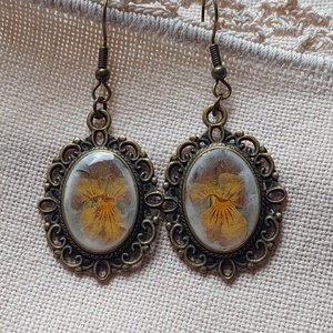 Vintage gyanta fülbevaló. Árvácska gyantában, természetes ékszer. - ékszer - fülbevaló - lógó fülbevaló - Meska.hu