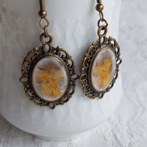 Vintage gyanta fülbevaló. Árvácska gyantában, természetes ékszer. - ékszer - fülbevaló - lógó fülbevaló - Meska.hu