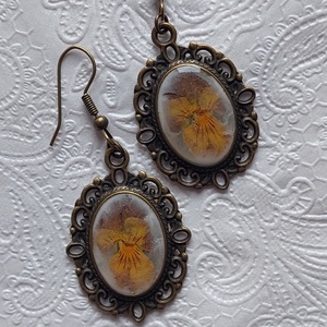 Vintage gyanta fülbevaló. Árvácska gyantában, természetes ékszer., Ékszer, Fülbevaló, Lógó fülbevaló, Ékszerkészítés, MESKA